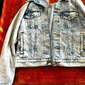 🌟 Authentic Levi’s ladies denim jean jacket. Like new excellent condition 💫✨